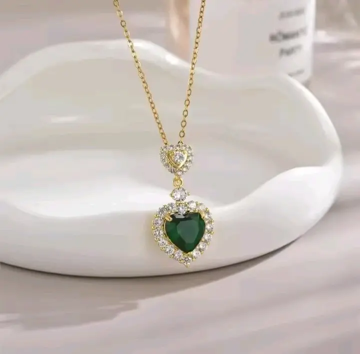 conjunto de pendientes y collares de Esmeraldas en forma de Corazon
