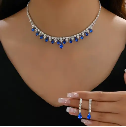Collar y aretes elegantes para Dama