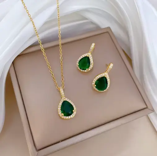 Set de collar y aretes con zirconia verde 