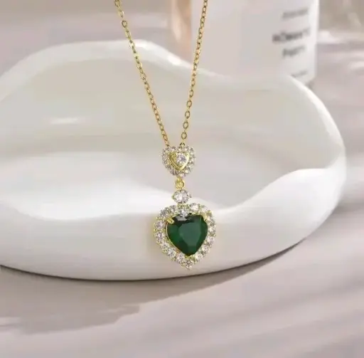 conjunto de pendientes y collares de Esmeraldas en forma de Corazon